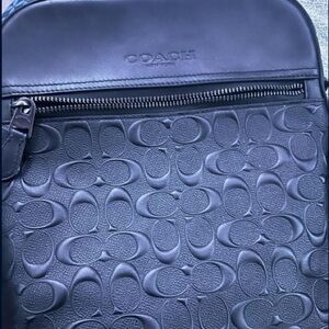 Im selling my coach bag it’s for men. I only used it one time